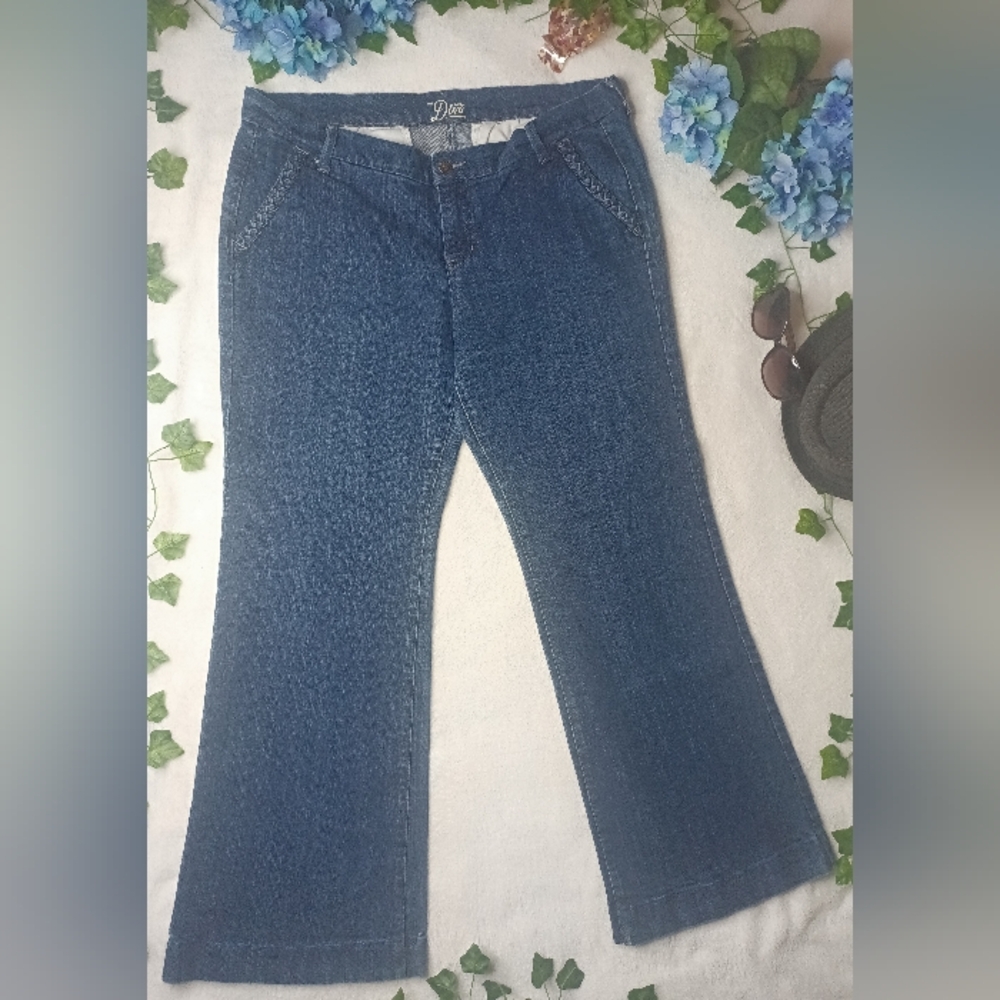 **NWOT** Old Navy (The Diva) Flared Jeans 💙